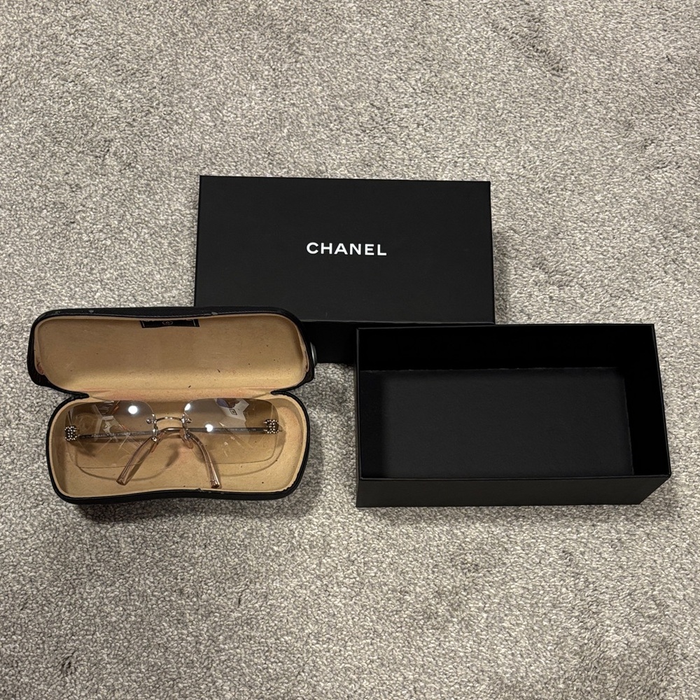 CHANEL Silver and Grey Gradient Aviator  Sunglasses - Picture 3 of 9